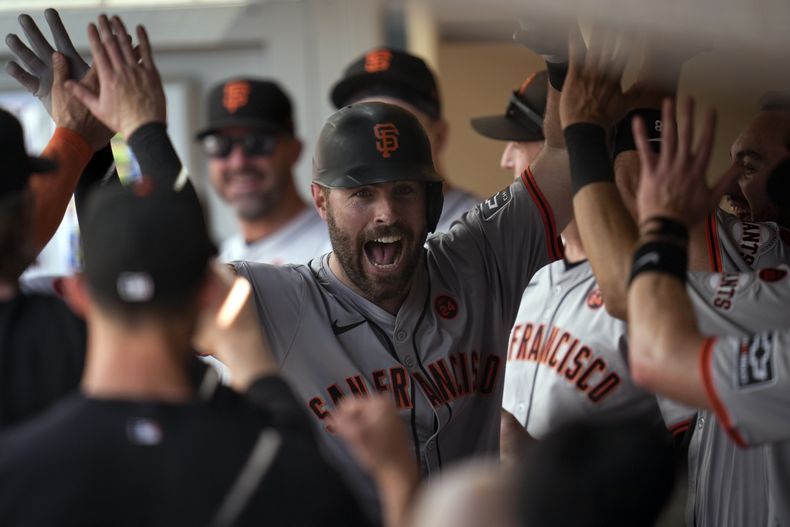 Curt Casali de los Gigantes de San Francisco celebra con sus compañeros en el dugout su jonrón en la sexta entrada ante los Padres de San Diego el domingo 8 de septiembre del 2024. (AP Foto/Gregory Bull)