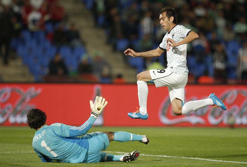 El jugador del Monterrey, C&eacute;sar Delgado, derecha, anota un gol contra Al Ahly en el partido por el quinto lugar del Mundial de clubes el mi&eacute;rcoles, 18 de diciembre de 2013, en Marrakech, Marruecos.  (AP Photo/Christophe Ena)