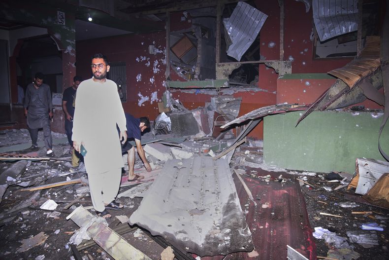 Residentes revisan los daños en un edificio causados por un supuesto ataque con misiles de la India, cerca de Muzaffarabad, el miércoles 7 de mayo de 2025, en la capital de Cachemira, bajo control de Pakistán. (AP Foto/M.D. Mughal)