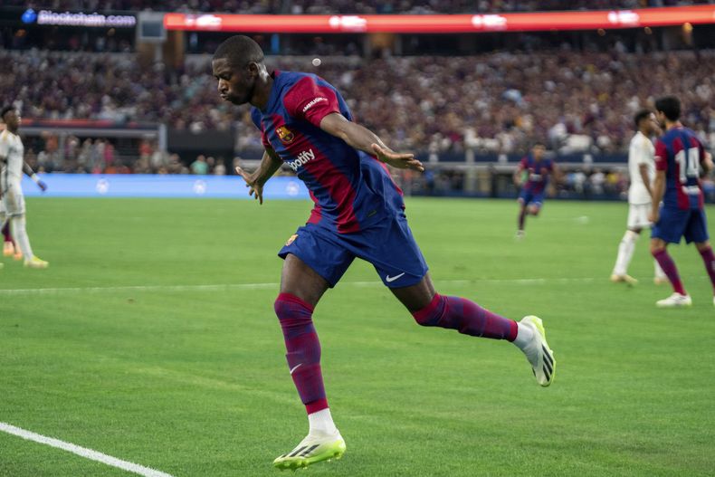 ARCHIVO - Foto del 29 de julio del 2023, el jugador del Barcelona Ousmane Dembélé celebra tras anotar en el encuentro de la Gira de Campeones ante el Real Madrid. (AP Foto/Jeffrey McWhorter, File)