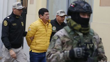 La policía escolta a Agustín Lozano, presidente de la Federación Peruana de Fútbol, luego de arrestarlo como parte de una investigación por fraude, extorsión y lavado de dinero en Lima, Perú, el jueves 7 de noviembre de 2024. (Foto AP/José Tejada)