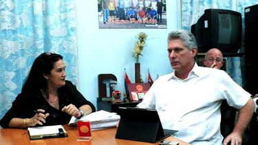 americateve | Viva la "revolución", viva el iPad! Diaz Canel Vicepresidente del régimen luce su iPad. Una Cuba para pocos...
