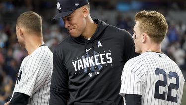 Aaron Judge, centro, jardinero de los Yanquis de Nueva York, platica con Harrison Bader (22) durante la séptima entrada del juego de béisbol en contra de los Marineros de Seattle, el martes 20 de junio de 2023, en Nueva York. (AP Foto/John Minchillo)