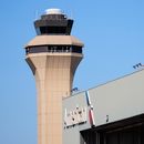 Esta fotografía del 15 de octubre de 2025 muestra una torre de control en el Aeropuerto Internacional de Dallas Fort Worth. (AP Foto/Tony Gutierrez)