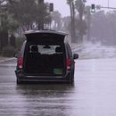 Un conductor acude a retirar pertenencias de su vehículo tras quedar varado en una calle inundada, el domingo 20 de agosto de 2023 en Palm Desert, California. Los meteorólogos advirtieron que la tormenta tropical Hilary era la primera tormenta tropical en golpear el sur de California en 84 años, y planteaba el riesgo a inundaciones, aludes de lodo, tornados aislados, vendavales y cortes de luz. (AP Foto/Mark J. Terrill)