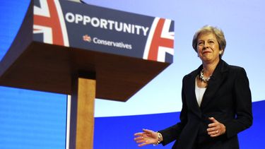 May se burla de su escaso talento para bailar