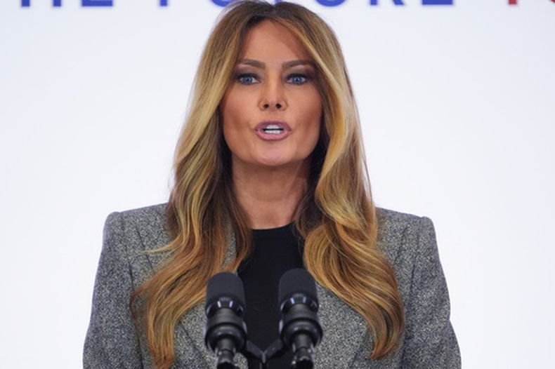 La primera dama de Estados Unidos, Melania Trump, habla en la Cumbre de la Coalición Global Promover juntos el futuro, en el Departamento de Estado, el martes 24 de marzo de 2026, en Washington. (AP Foto/Jacquelyn Martin)