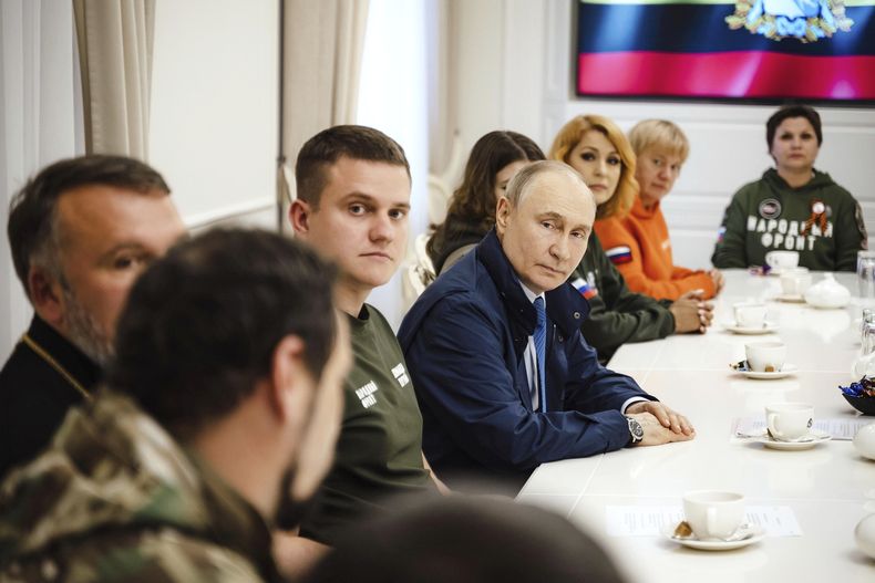 En esta imagen publicada por el servicio de prensa de la presidencia rusa, el miércoles 21 de mayo de 2025. El presidente de Rusia Vladímir Putin, en el centro, con voluntarios en el Kursk, Rusia. (Servicio de prensa de la presidencia rusa via AP)