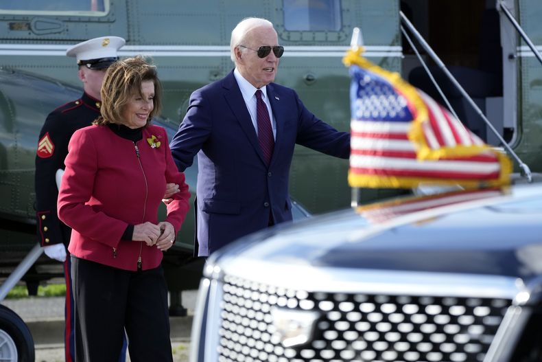 El presidente Joe Biden acompaña a la representante Nancy Pelosi, demócrata por California, desde el helicóptero presidencial para asistir a un evento de recaudación de fondos, el miércoles 21 de febrero de 2024, en San Francisco. (AP Foto/Manuel Balce Ceneta)