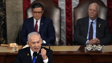 El primer ministro israelí, Benjamin Netanyahu, habla en una reunión conjunta del Congreso en el Capitolio, en Washington, el miércoles 24 de julio de 2024, mientras el presidente de la Cámara, Mike Johnson, y el presidente de la Comisión de Relaciones Exteriores del Senado, Ben Cardin, escuchan. (AP Foto/Julia Nikhinson)