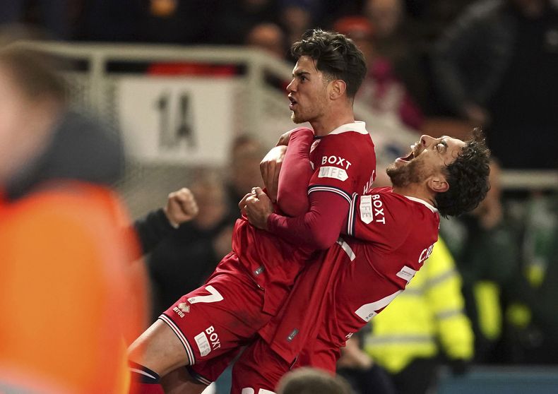 Hayden Hackney (centro) celebra tras anotar el gol de Middlesbrough en la victoria 1-0 ante Chelsea en la ida de las semifinales de la Copa de la Liga, el martes 9 de enero de 2024. (Martin Rickett/PA vía AP)