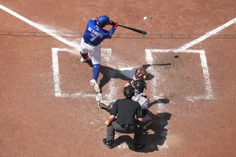 Kazuma Okamoto (7), de los Azulejos de Toronto, conecta un jonrón solitario ante el receptor de los Marlins de Miami, Liam Hicks (34), durante la sexta entrada de un partido de béisbol en Toronto, el miércoles 27 de mayo de 2026. (Chris Young/The Canadian Press vía AP)