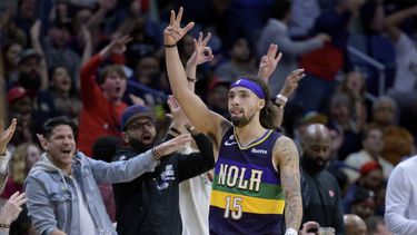 Ingram anota 30; Pelicans doblegan a Hawks