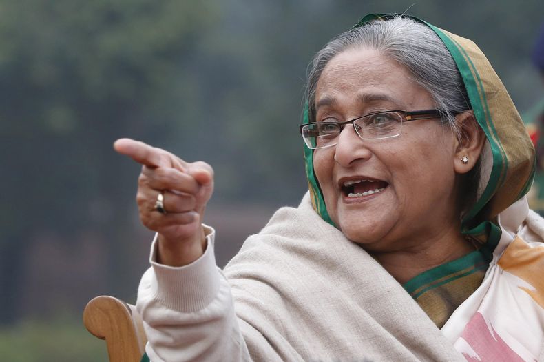 En esta imagen de archivo, la entonces primera ministra de Bangladesh, Sheikh Hasina, durante una conferencia de prensa en Daca, Bangladesh, el 6 de enero de 2014. (AP Foto/Rajesh Kumar Singh, archivo)