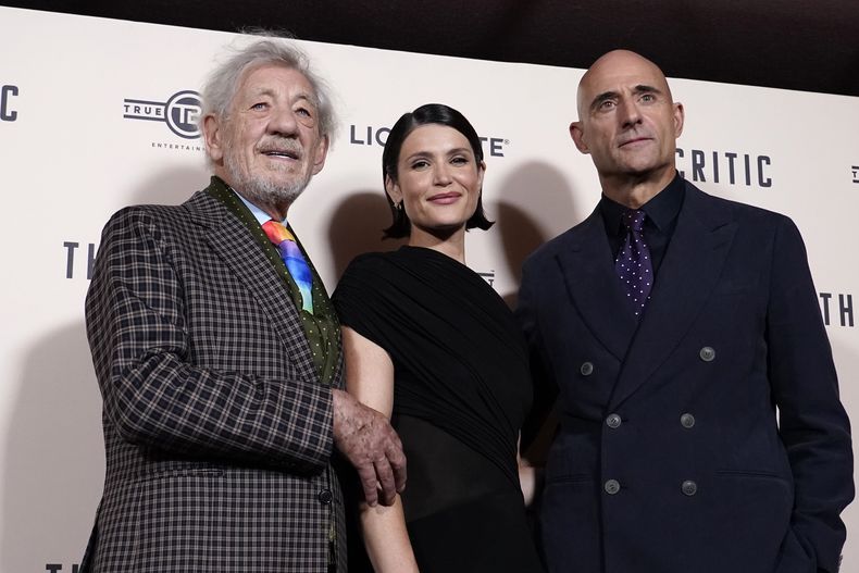 Ian McKellen, izquierda, Gemma Arterton, y Mark Stong, derecha, posan a su llegada al estreno europeo de The Critic, en Londres, el lunes 2 de septiembre de 2024. (Foto AP/Alberto Pezzali)