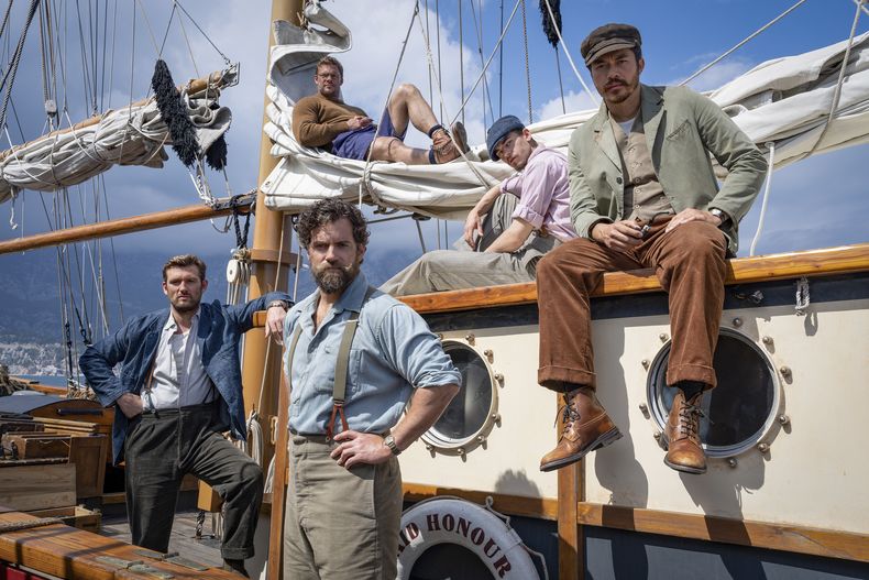 En esta imagen proporcionada por Lionsgate, Alex Pettyfer, Alan Ritchson, Henry Cavill, Hero Fiennes Tiffin, y Henry Golding en una escena de The Ministry of Ungentlemanly Warfare. (Daniel Smith/Lionsgate via AP)
