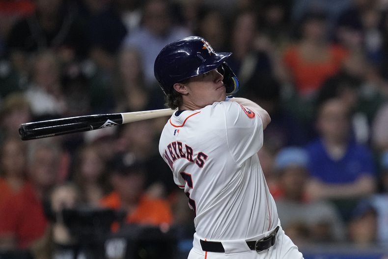 Jake Myers, de los Astros de Houston, pega un doble productor en el juego del jueves 11 de julio de 2024, ante los Marlins de Miami (AP Foto/Kevin M. Cox)