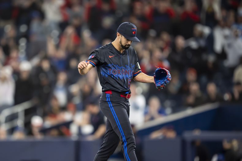 Nick Sandlin, de los Azulejos de Toronto, festeja tras vencer a los Orioles de Baltimore, el viernes 28 de marzo de 2025 (Christopher Katsarov/The Canadian Press via AP)