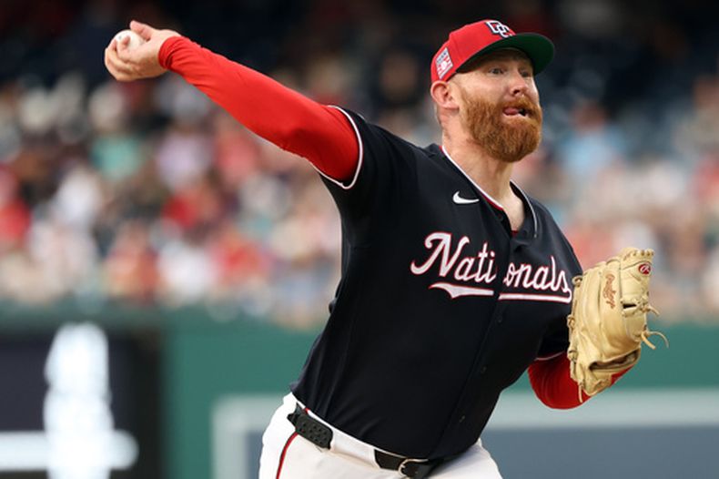 Zack Littell, lanzador de los Nacionales de Washington, trabaja en la primera entrada del juego de béisbol de Grandes Ligas contra los Diamondbaks de Arizona, el viernes 24 de julio de 2026, en Washington. (AP Foto/Daniel Kucin Jr.)