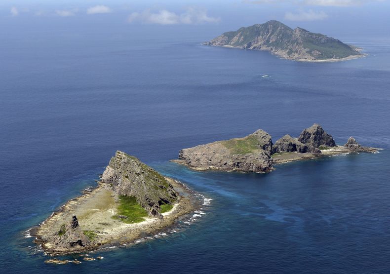 Foto de septiembre de 2012 que muestra unas peque&ntilde;as islas en el este del Mar de China llamadas Senkaku en japon&eacute;s y Diaoyu en chino. Las islas que son terreo en disputa fueron identificadas por China como parte de su zona de defensa a&eacut