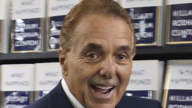ARCHIVO - Leonard Riggio, presidente de Barnes and Noble, llega a una librería en Nueva York, el martes 12 de septiembre de 2017. (Foto AP/Seth Wenig, archivo)