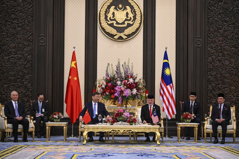 En esta imagen, distribuida por el Departamento de Información de Malasia, el rey del país, el sultán Ibrahim (centro, derecha), habla con el presidente de China, Xi Jinping (centro, izquierda), drante una reunión en el Palacio Nacional, en Kuala Lumpur, Malasia, el 16 de abril de 2025. (Famer Roheni/Departamento de Información de Malasia vía AP)