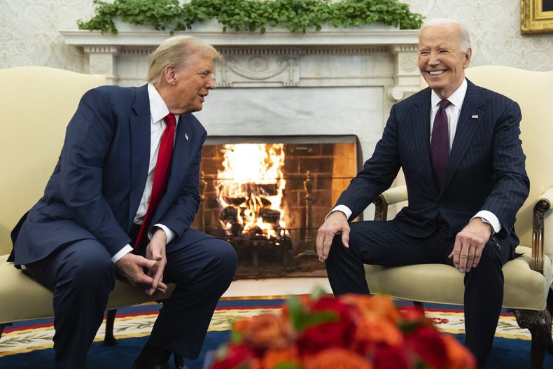 El presidente Joe Biden, derecha, sonríe en su reunión con el presidente electo Donald Trump en la Oficina Oval de la Casa Blanca, el miércoles 13 de noviembre de 2024, en Washington. (AP Foto/Evan Vucci)