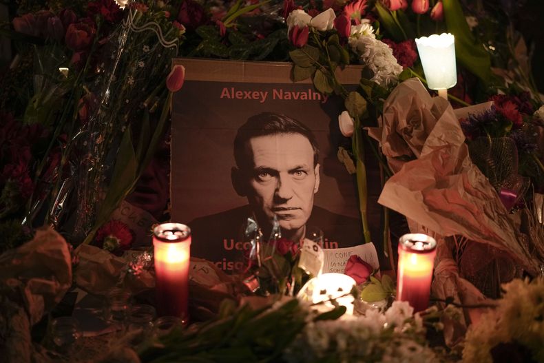 Flores y velas en memoria del opositor ruso Alexei Navalny en la Piazza del Campidoglio, en Roma, Italia, el 19 de febrero de 2024. (AP Foto/Andrew Medichini)