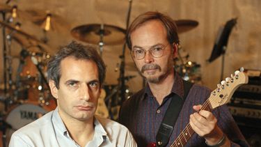 ARCHIVO - Donald Fagen, izquierda, y Walter Becker de Steely Dan posan en S.I.R. Studios de Nueva York el 5 de agosto de 1993, antes de un ensayo para su próxima gira. Becker falleció en 2017. Steely Dan, R.E.M., Timbaland, Hillary Lindsey y Dean Pitchford serán incorporados al Salón de la Fama de los Compositores. La ceremonia se realizará el 13 de junio en Nueva York. (Foto AP/Richard Drew, archivo)