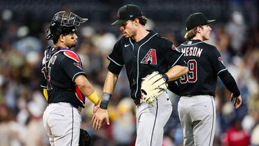 Max Kepler, centro, de los Diamondbacks felicita a Gabriel Moreno después de que su equipo derrotara a los Padres de San Diego en juego de béisbol de Grandes Ligas, el lunes 6 de julio de 2026. (AP Foto/Derrick Tuskan)