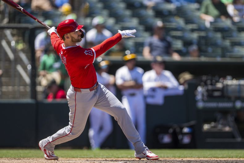 Taylor Ward, de los Angelinos de Los Ángeles, batea un grand slam en el séptimo inning del juego ante los Atléticos, el jueves 22 de mayo de 2025 (AP Foto/Nic Coury)