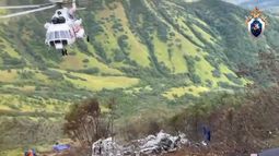 En esta imagen tomada de un video proporcionado por la Comisión de Investigación de Rusia el lunes 2 de septiembre de 2024, un helicóptero Mi-8 sobrevuela en el lugar donde se desplomó un helicóptero similar en la región de Kamchatka en el Oriente Lejano de Rusia. (Comisión de Investigación de Rusia vía AP)