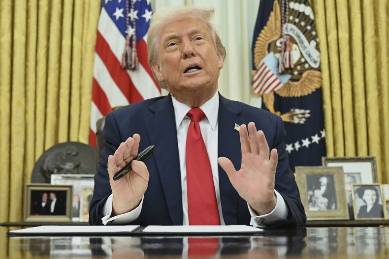 El presidente Donald Trump habla con reporteros antes de firmar una orden ejecutiva en la Oficina Oval de la Casa Blanca, en Washington, el lunes 31 de marzo de 2025. (Pool vía AP)