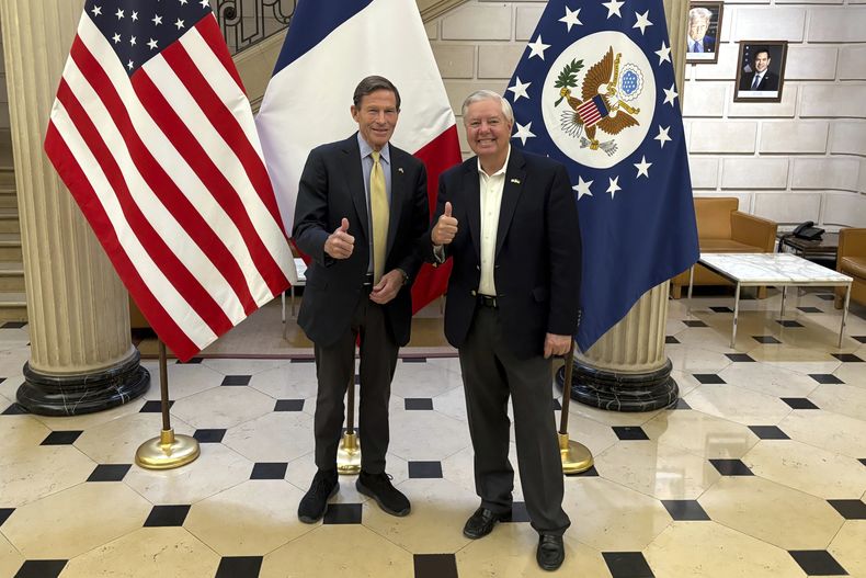 Los senadores Richard Blumenthal, demócrata de Connecticut, a la izquierda, y Lindsey Graham, republicano por Carolina del Sur, durante un evento de prensa en la embajada de Estados Unidos en Francia, el domingo 1 de junio de 2025 en París. (AP Foto/Thomas Adamson)
