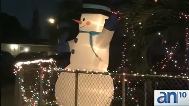 americateve | Ladrones robaron un muñeco de nieve inflable que decoraba la vivienda.