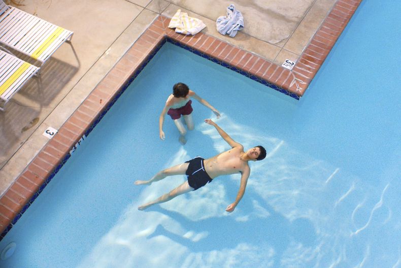 En esta imagen proporcionada por Blue Fox Entertainment, Reese Gonzales y Max Pelayo en una escena de Aristotle and Dante Discover the Secrets of the Universe. (Blue Fox Entertainment vía AP)