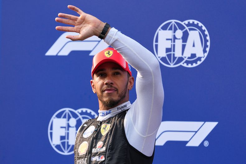 El piloto de Ferrari, Lewis Hamilton, de Gran Bretaña, saluda a los espectadores tras la sesión de clasificación en el Gran Premio de Bahréin en Sepang, Malasia, el sábado 3 de octubre de 2026. (Foto AP/Vincent Thian)