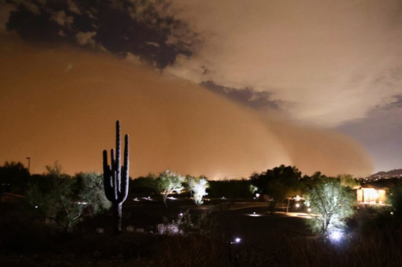 Esta fotografía, facilitada por Sean Voysey Olson, muestra una gran tormenta de arena tipo haboob el lunes 3 de agosto de 2026, en Scottsdale, Arizona. (Sean Voysey Olson vía AP)