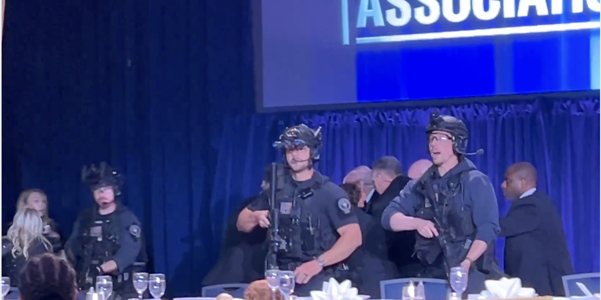 TIROTEO EN EVENTO CON TRUMP: SERVICIO SECRETO LO EVACÚA DE EMERGENCIA EN WASHINGTON