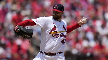 Jordan Montgomery de los Cardenales de San Luis lanza ante los Yanquis de Nueva York, el domingo 2 de julio de 2023, en San Luis. (AP Foto/Jeff Roberson)