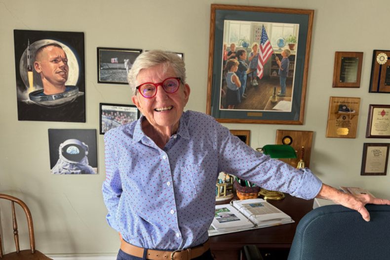 Karen Mikesell, propietaria de la casa donde vivió Neil Armstrong, posa para una foto en el antiguo dormitorio de Armstrong, el viernes 31 de julio de 2026, en Wapakoneta, Ohio. (AP Foto/Patrick Aftoora-Orsagos)