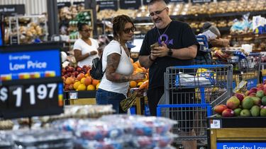 ARCHIVO - Una pareja de compradores se detiene en la sección de comestibles de un Walmart Superstore en Secaucus, Nueva Jersey, el 11 de julio de 2024. (AP Foto/Eduardo Munoz Alvarez, Archivo)