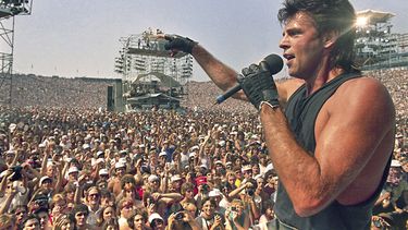 ARCHIVO - Rick Springfield se presenta en Live Aid, un concierto de ayuda contra la hambruna en el estadio JFK en Filadelfia, Pensilvania, el 13 de julio de 1985. (Foto AP/Amy Sancetta, archivo)