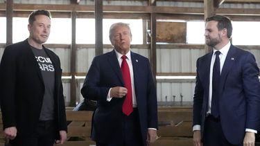 De izquierda a derecha: el director general de Tesla y SpaceX, Elon Musk; el candidato presidencial republicano, el expresidente Donald Trump; y el candidato republicano a la vicepresidencia, el senador JD Vance, republicano por Ohio, asisten a un acto de campaña en el Butler Farm Show, el sábado 5 de octubre de 2024, en Butler, Pensilvania (Foto AP/Alex Brandon).