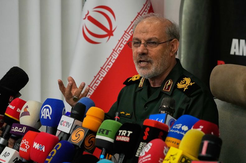 El general Hossein Mohebbi, vocero de la Guardia Revolucionaria de Irán, habla durante una conferencia de prensa en Teherán, Irán, el martes 29 de septiembre de 2026. (AP Foto/Vahid Salemi)