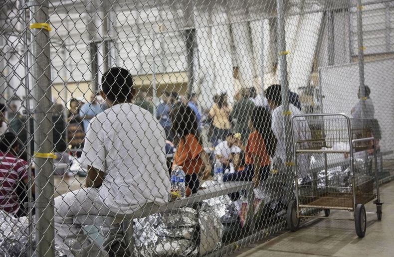 ARCHIVO - Esta fotografía facilitada por la Oficina de Aduanas y Protección Fronteriza de Estados Unidos muestra a personas en custodia relacionadas con casos de ingreso ilegal en Estados Unidos dentro de jaulas en una instalación en McAllen, Texas, el 17 de junio de 2018. (Oficina de Aduanas y Protección Fronteriza (CBP por sus siglas en inglés) del Sector Rio Grande Valley vía AP, Archivo)