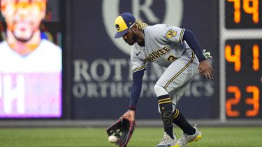 El dominicano Raimel Tapia, de los Cerveceros de Milwaukee, captura una pelota bateada de sencillo durante el encuentro del martes 18 de julio de 2023, ante los Filis de Filadelfia (AP Foto/Matt Slocum)