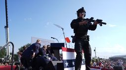 El expresidente y virtual candidato presidencial republicano Donald Trump es cubierto por agentes del Servicio Secreto tras recibir un balazo en un acto de campaña, el sábado 13 de julio de 2024, en Butler, Pensilvania. (AP Foto/Evan Vucci)