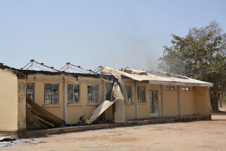 Foto del jueves, 25 de febrero del 2014 de los restos calcinados del Colegio del Gobierno Federal en Buni Yadi, Nigeria. (Foto AP)