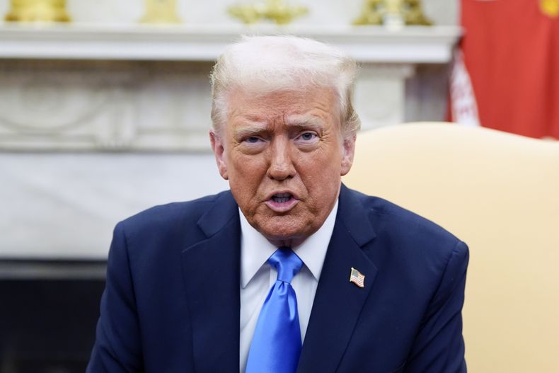 El presidente Donald Trump habla en una reunión con el rey Abdullah II de Jordania en la Oficina Oval de la Casa Blanca, el martes 1 de febrero de 2025, en Washington. (AP Foto/Alex Brandon)